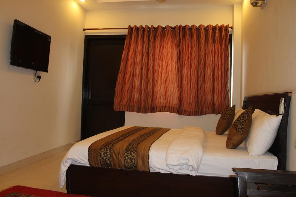 Airport Hotel Jet Inn Suites Yeni Delhi Oda fotoğraf